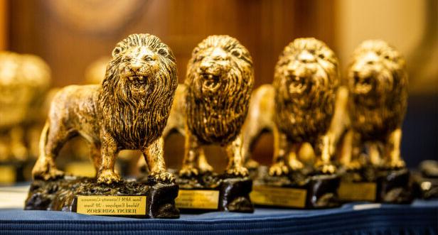 狮子s statues awards.